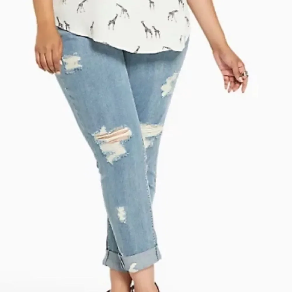TORRID‎ BOYFRIEND JEANS - LIGHT WASH WITH RIPPED DESTRUCTION